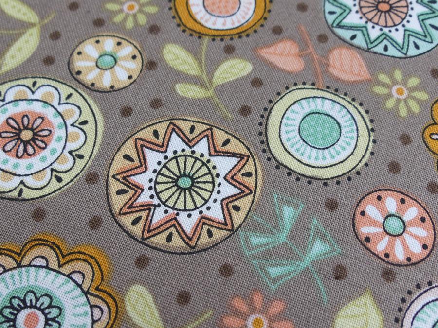 Patchworkstoff aus der Serie Doodle Days mit Kreisen und Blumen Detailansicht